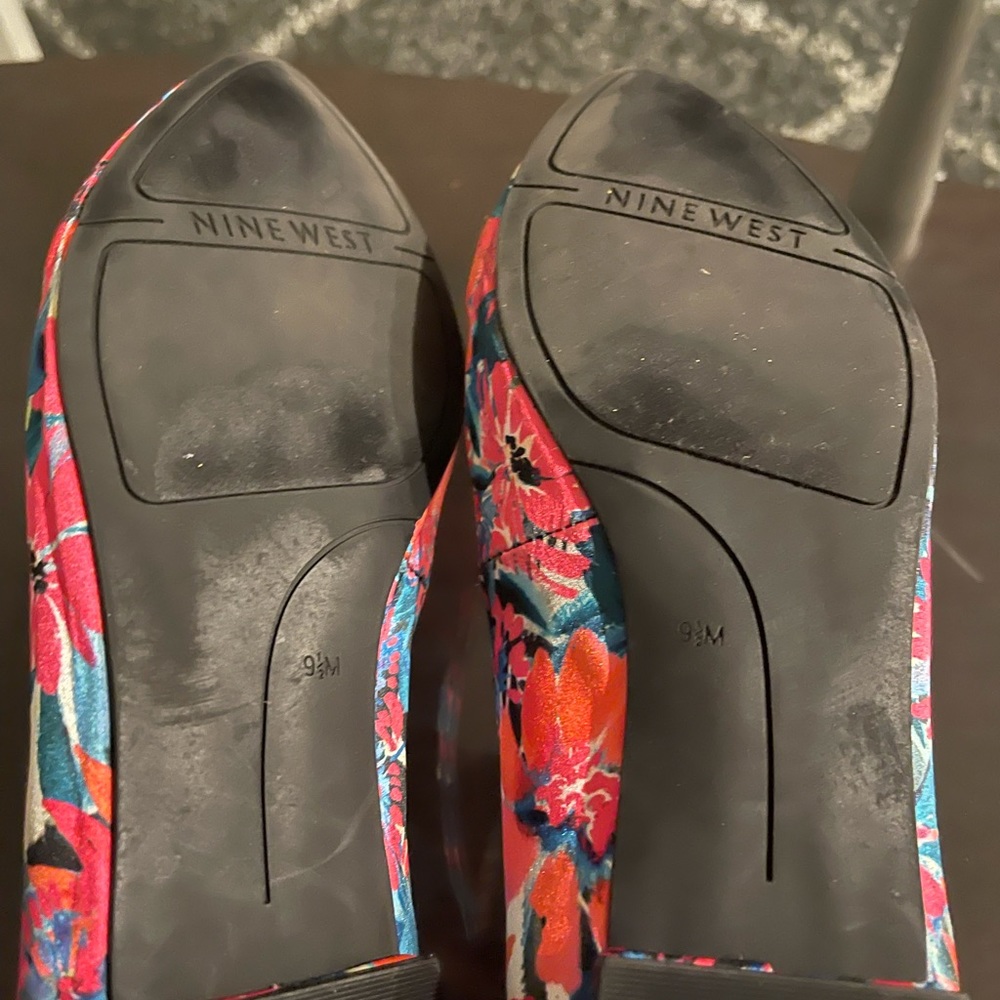 Nine West Flower Detail Flat. - Picture 2 of 6